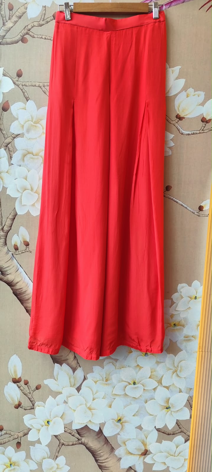 Premium crepe silk divider comes with bustier and a gaji silk Patola cape