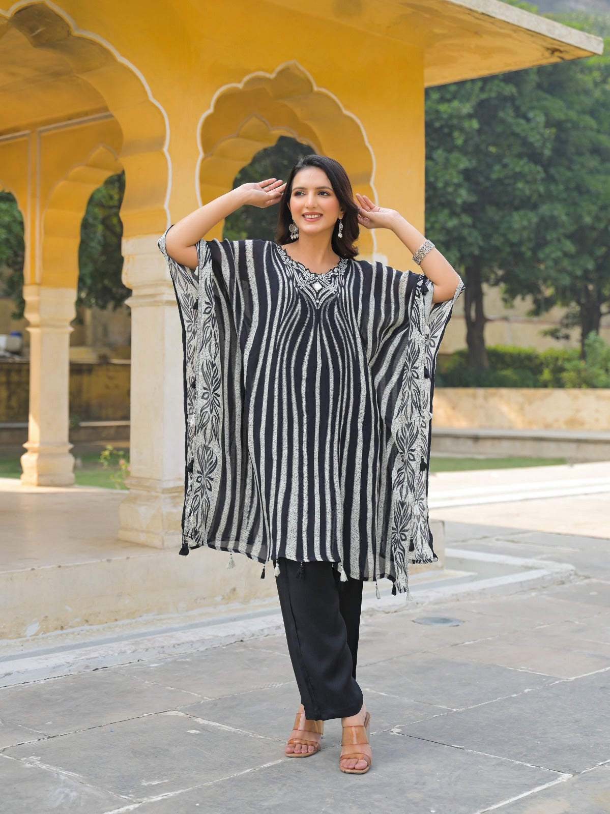 Pretty chinon with kaftan comes with inner