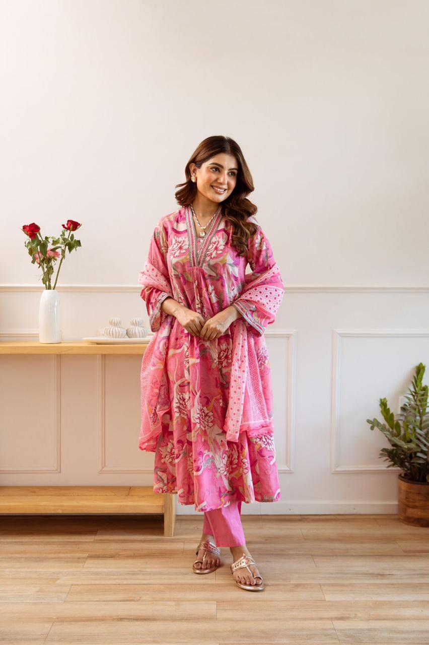 V neck cotton suit paired soft soft organza dupatta