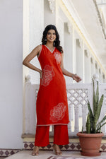 Smart sleeveless embroidered kurta pant in rust