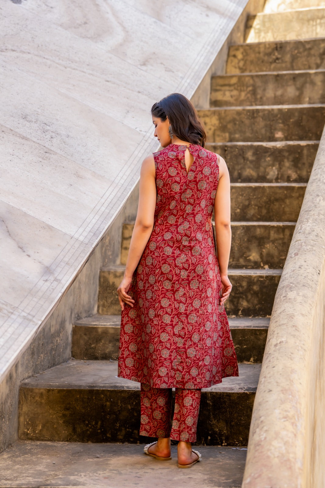 Smart sleeveless Cotton appliqué suit set in red