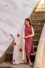 Smart sleeveless Cotton appliqué suit set in red