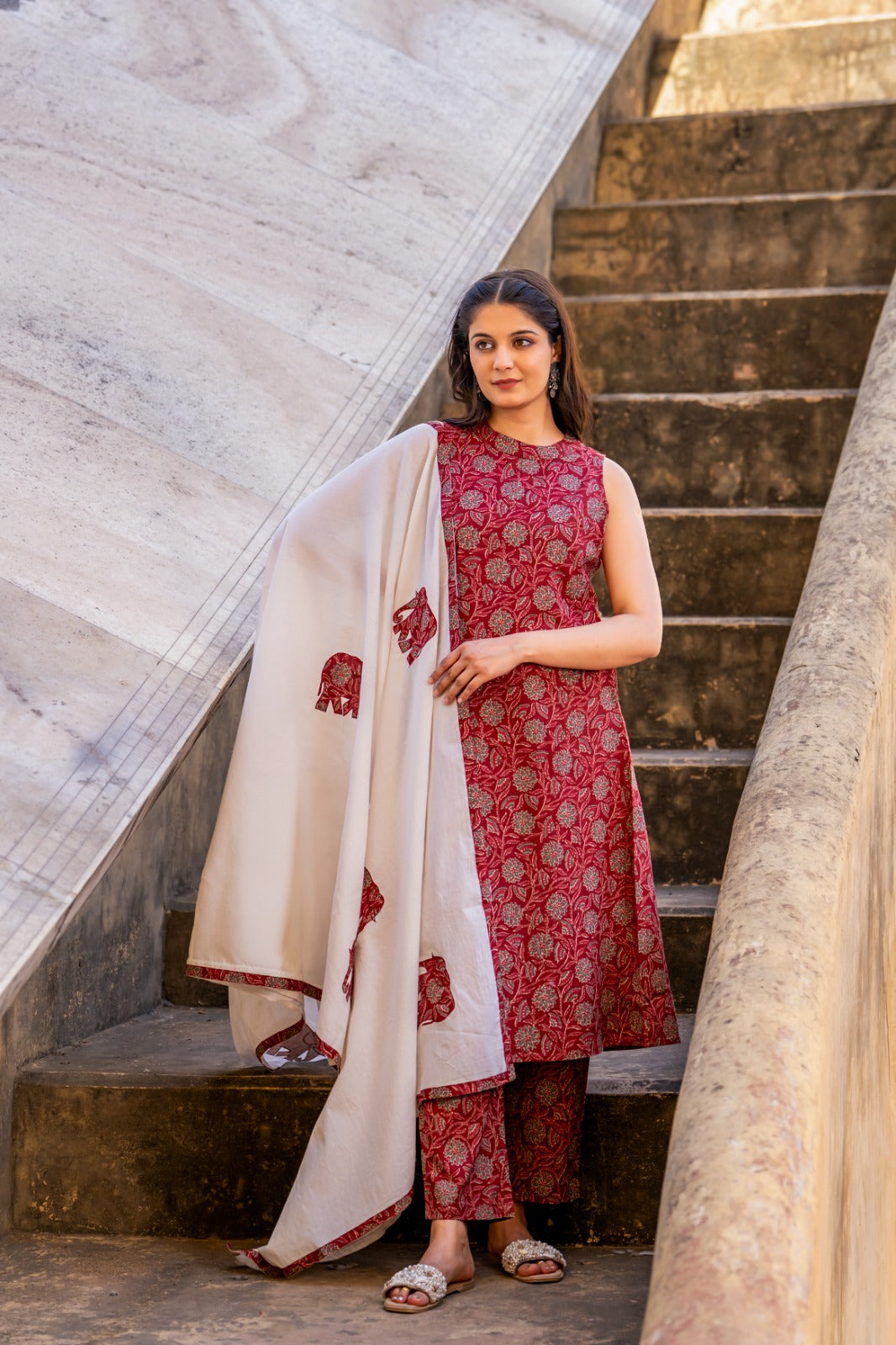 Smart sleeveless Cotton appliqué suit set in red