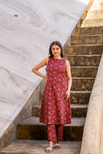 Smart sleeveless Cotton appliqué suit set in red