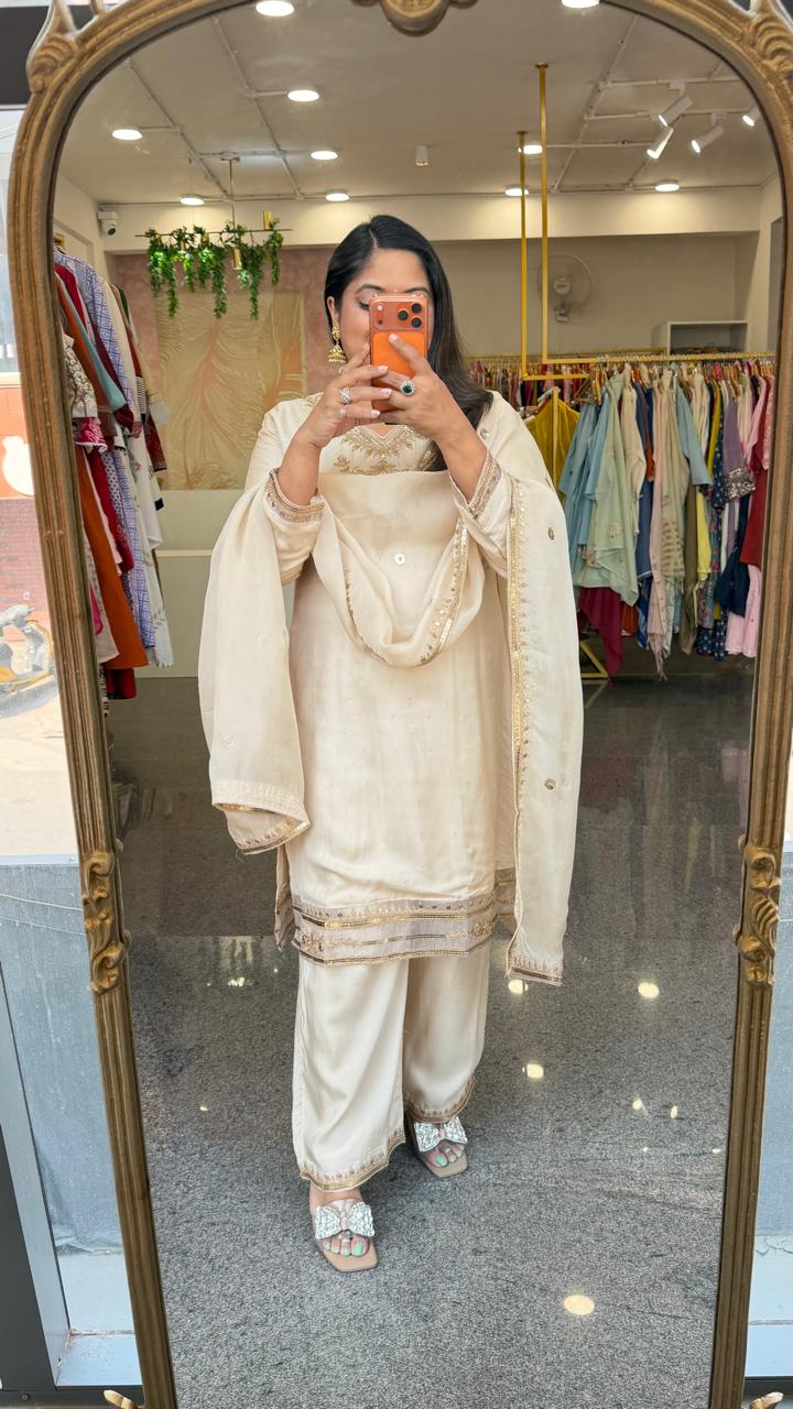 Celebrity design! Pure Mul silk with zari weaving full suit set in ivory