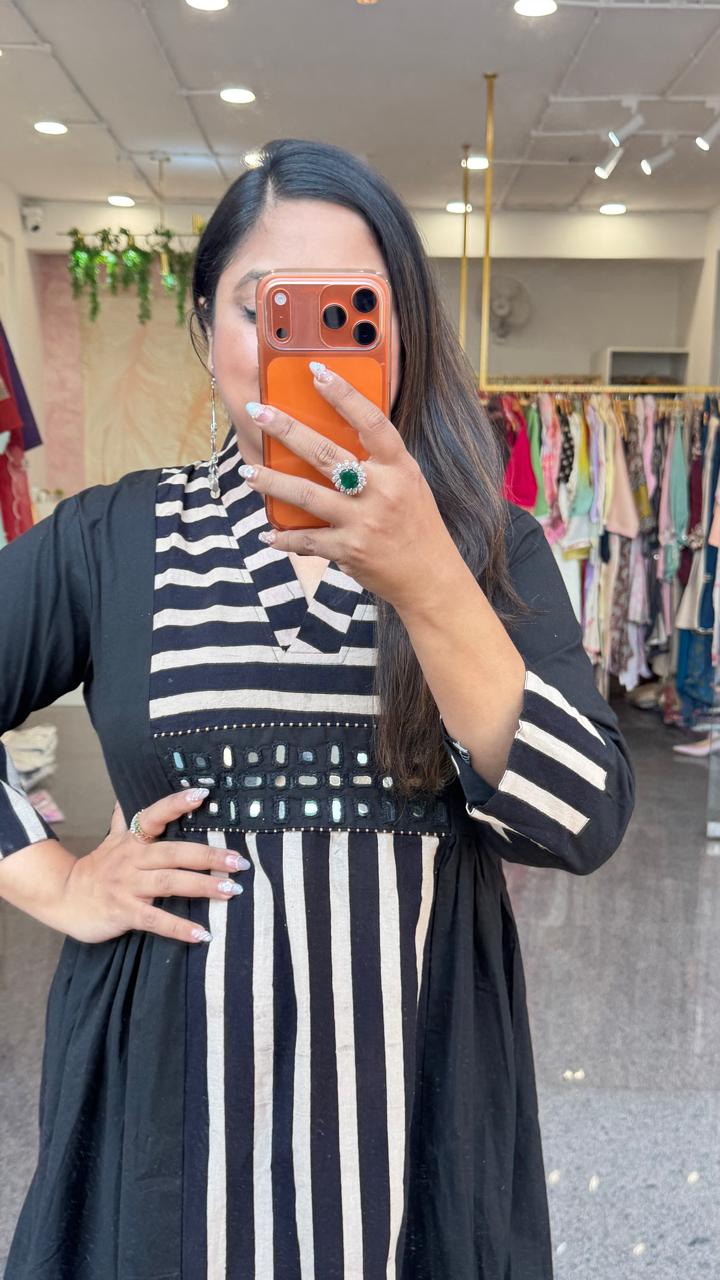 Beautiful black real mirror stripes one piecE