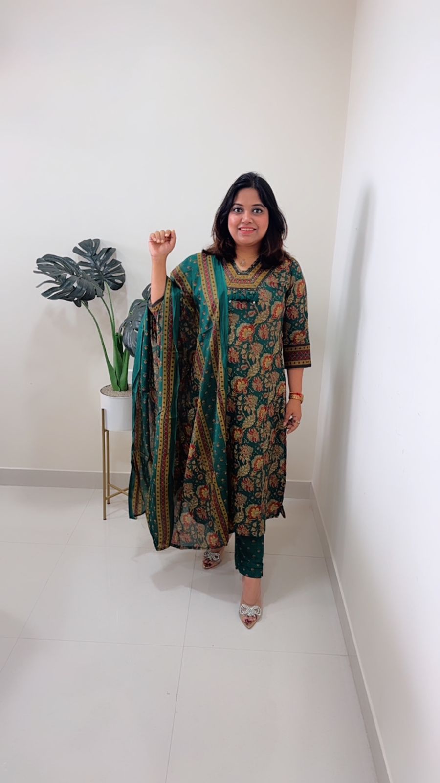 Pretty pure cotton suit set in stylish neck