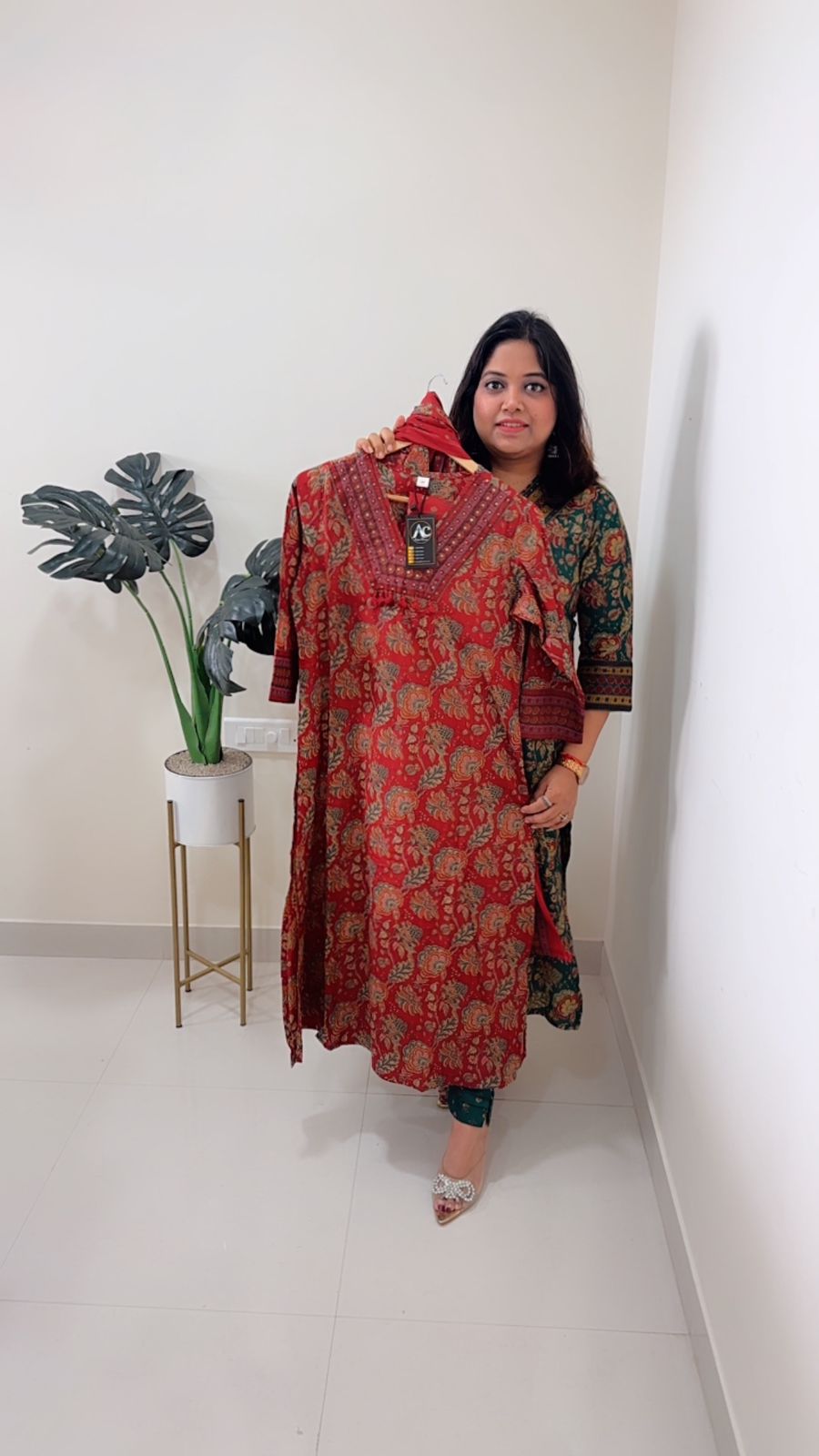 Pretty pure cotton suit set in stylish neck