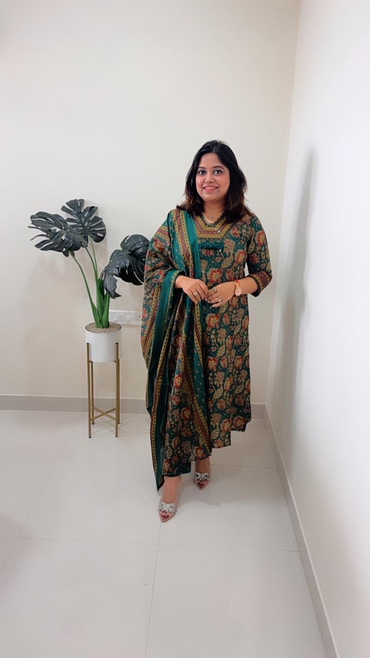 Pretty pure cotton suit set in stylish neck