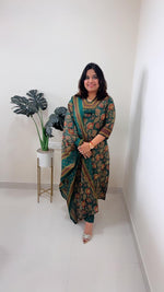 Pretty pure cotton suit set in stylish neck