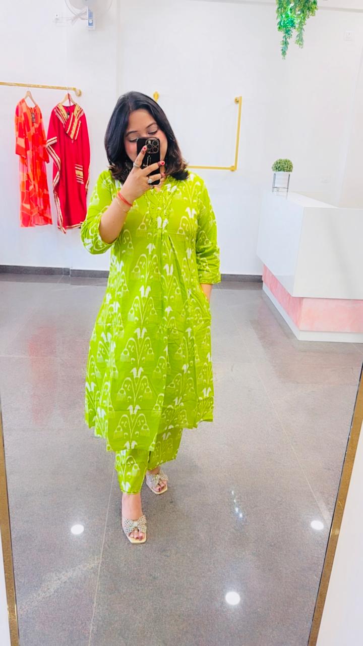 Pretty cotton V neck green co ord