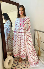 Cotton suit with lace detailing