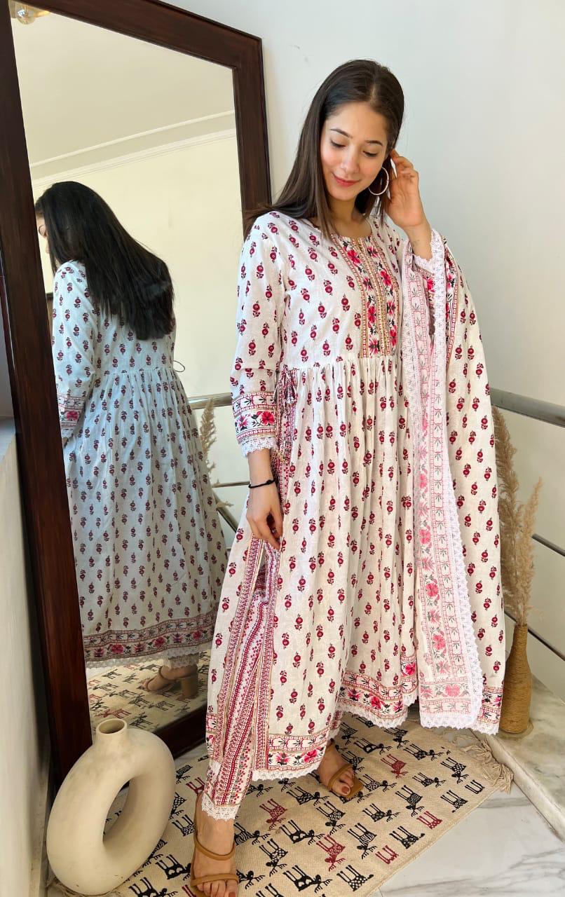 Cotton suit with lace detailing