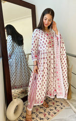 Cotton suit with lace detailing