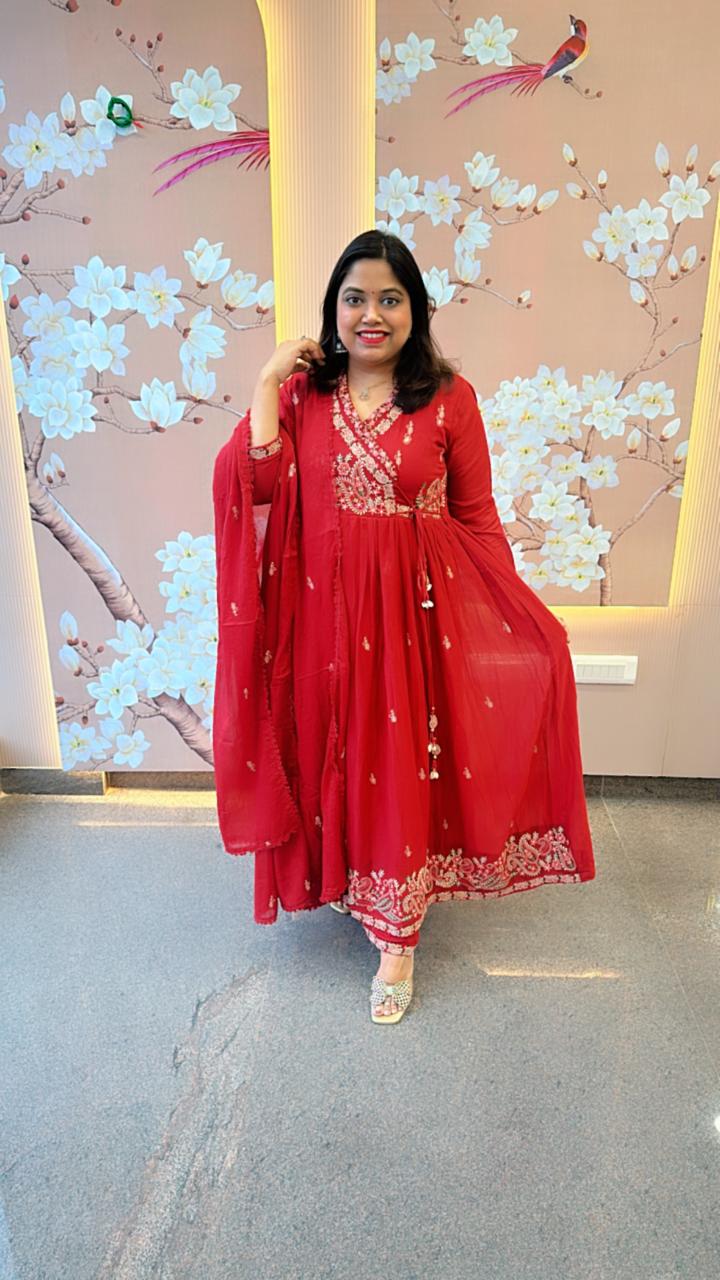 Pretty mul cotton lining embroidered suit set in red