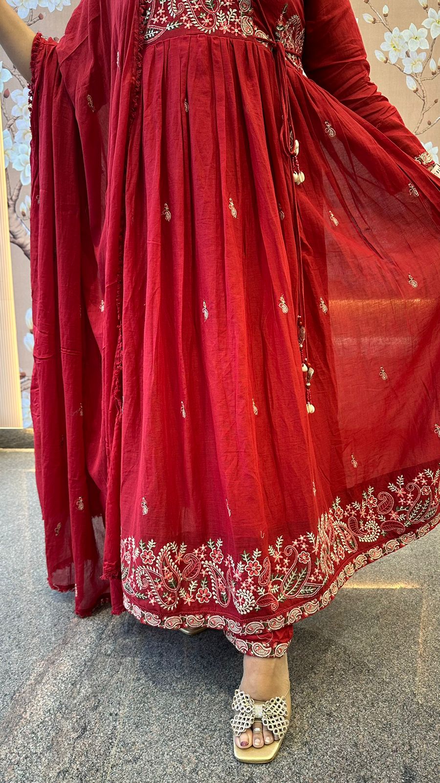 Pretty mul cotton lining embroidered suit set in red