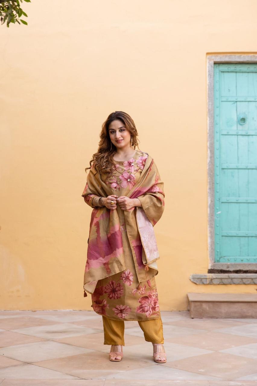 Pretty shimmer tissue lining suit