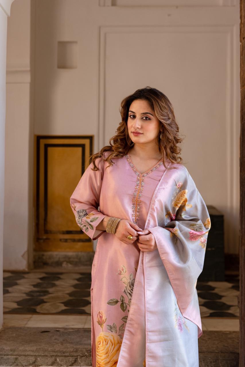 Pretty shimmer tissue lining suit