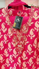 Pretty muslin suit set paired with shiffon dupatta