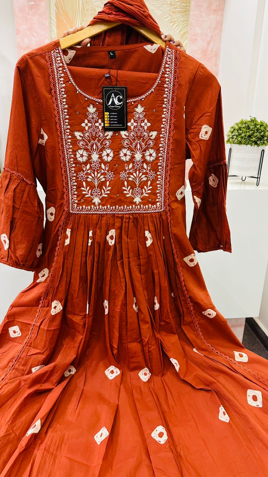 Restocked ! Pretty cotton embroidery suit set