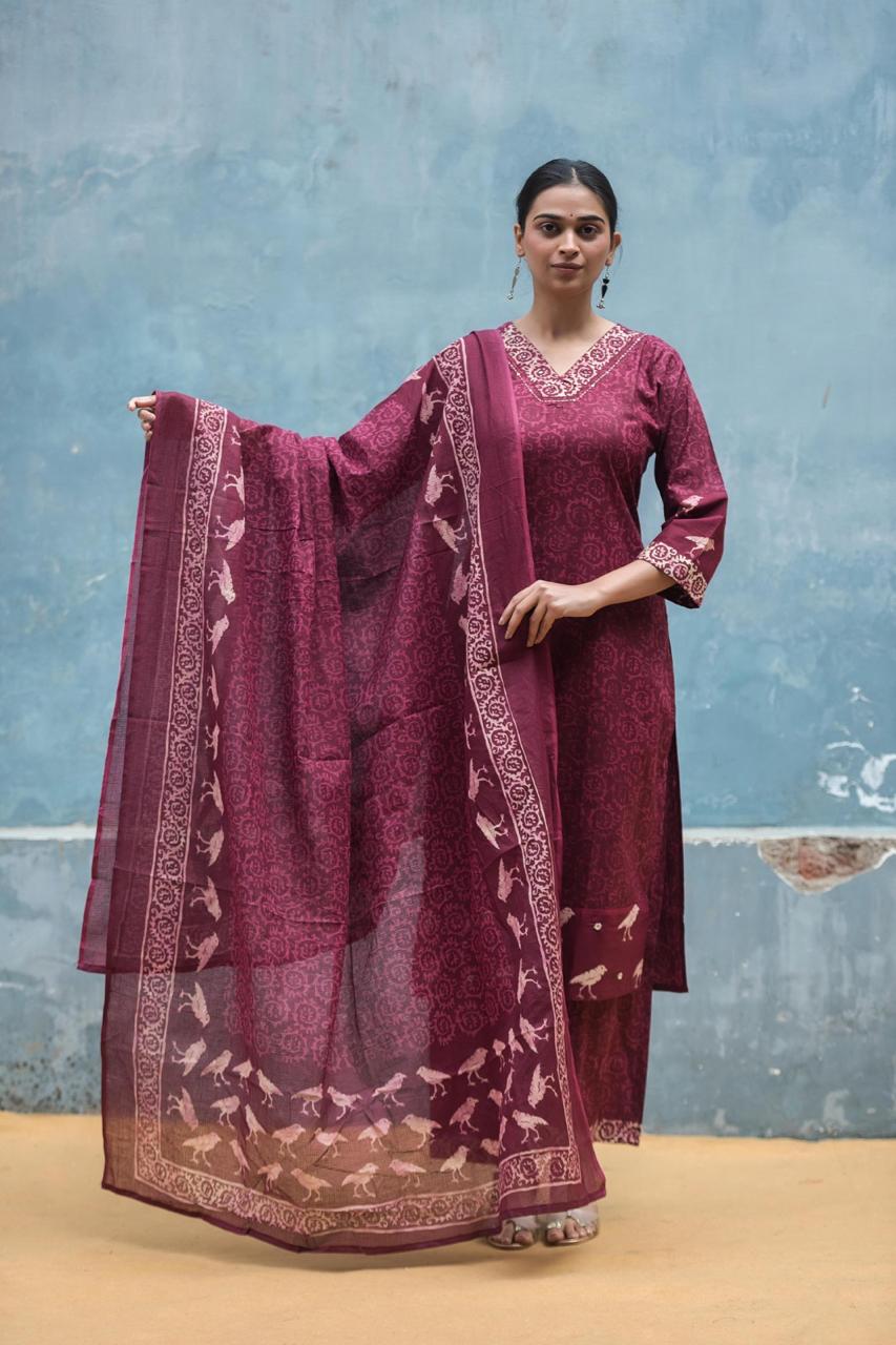 Pretty cotton suit with border