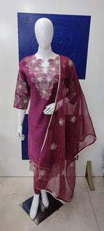 Muslin lining suit set paired with organza dupatta