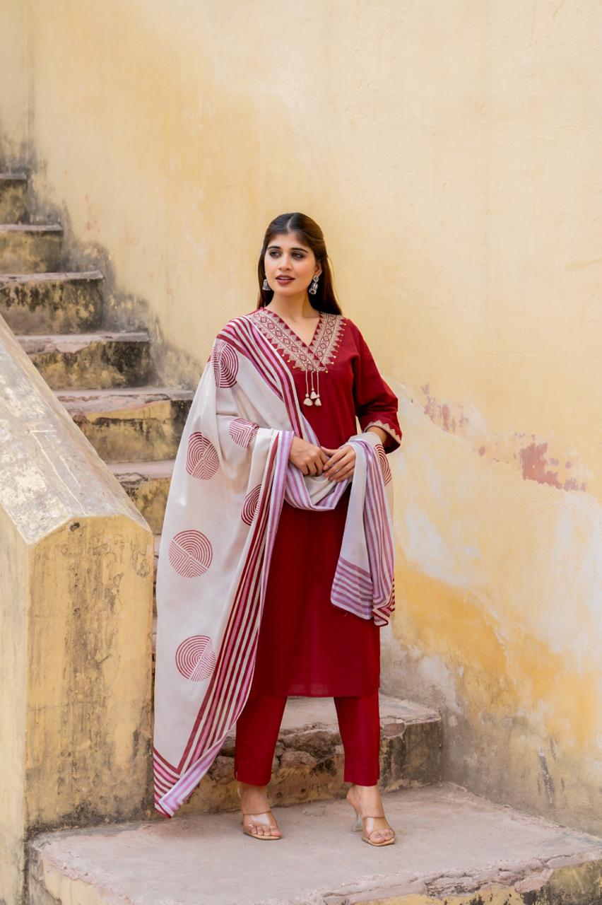 Stylish cotton V neck embroidered suit set in red