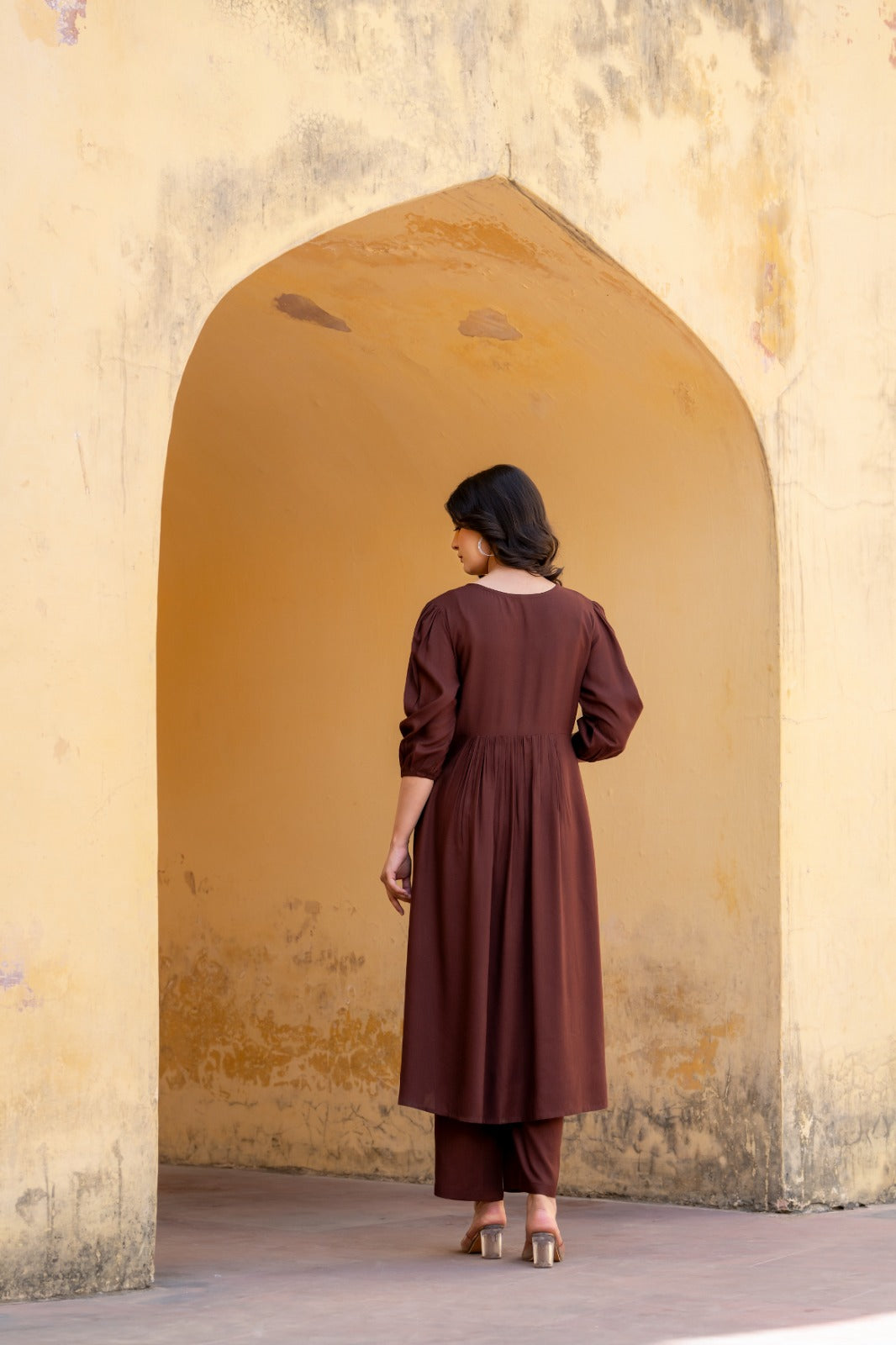 Slub cotton embroidered in brown colour