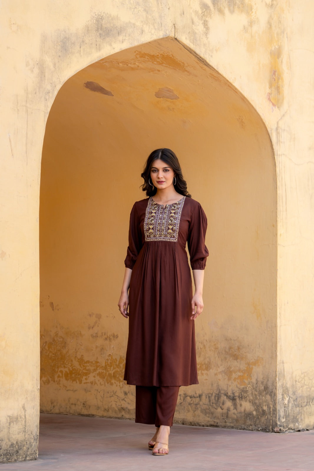 Slub cotton embroidered in brown colour
