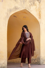 Slub cotton embroidered in brown colour