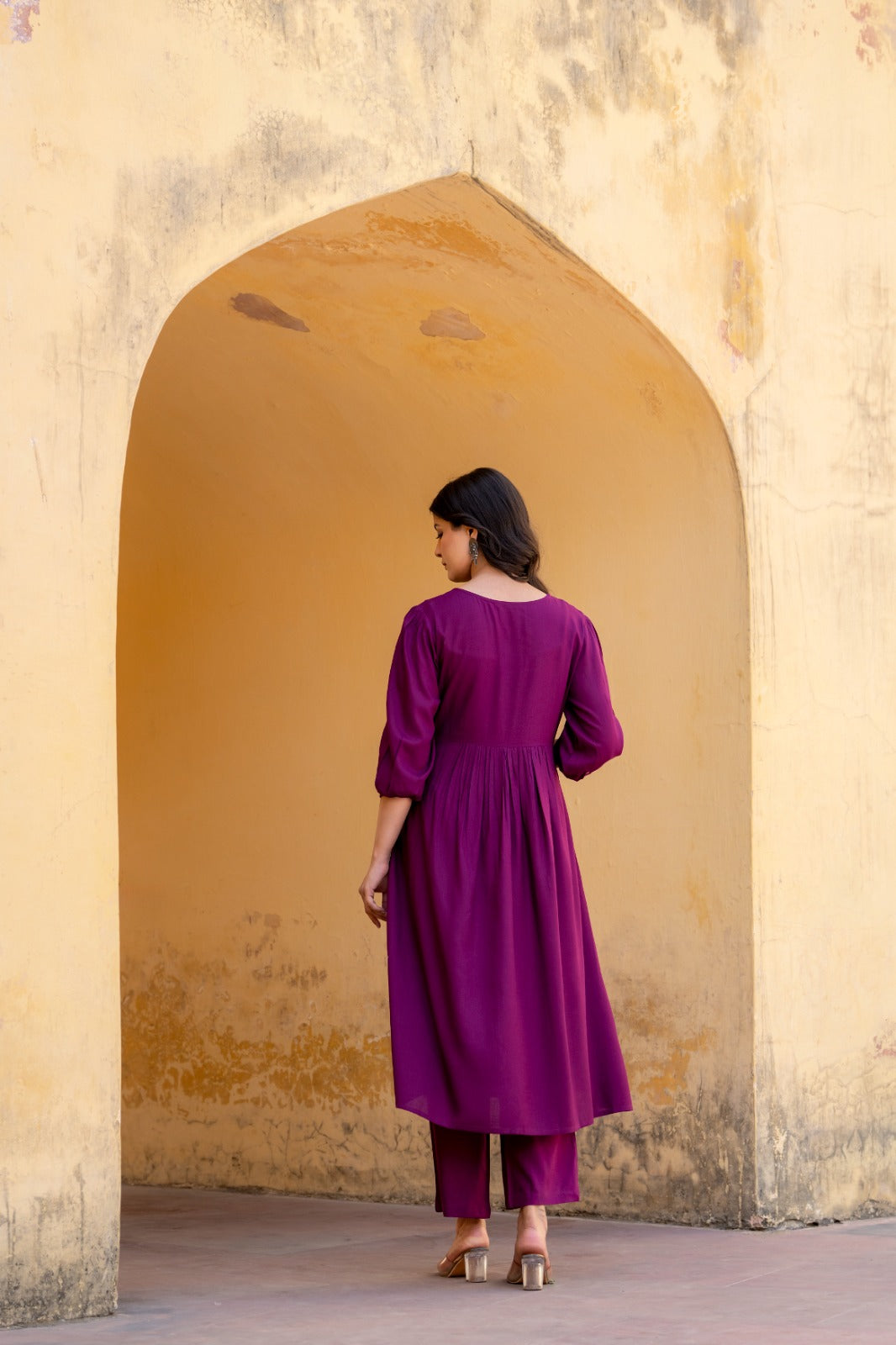 Slub cotton embroidered in purple colour