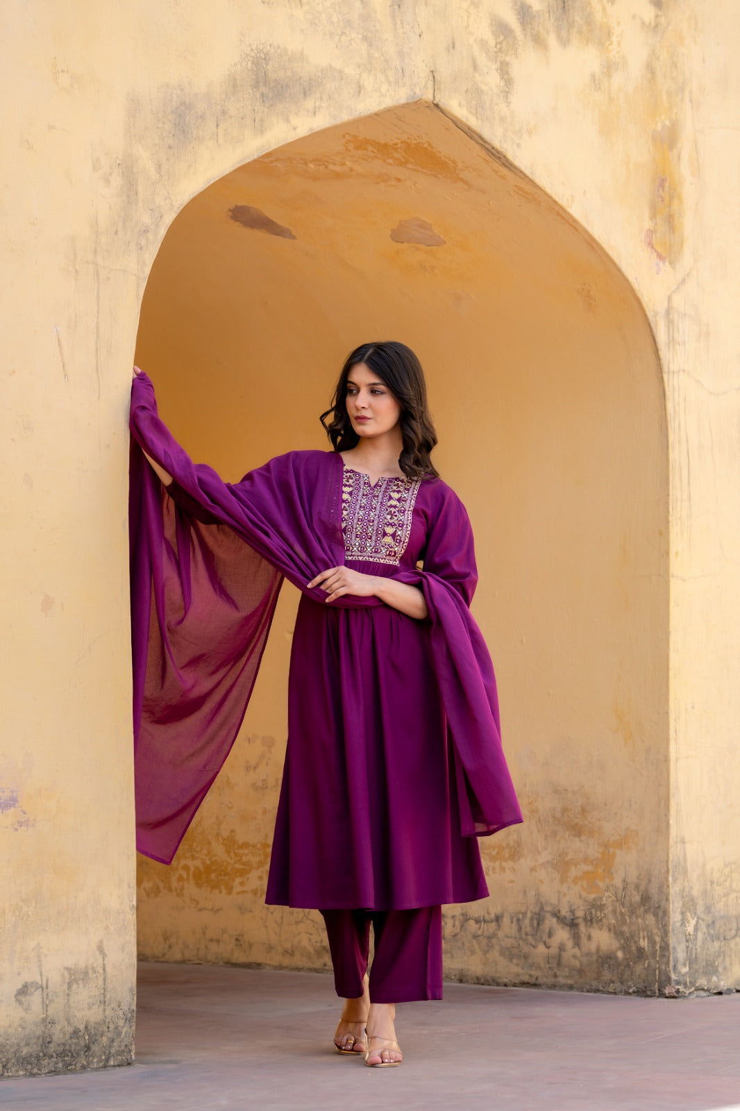 Slub cotton embroidered in purple colour