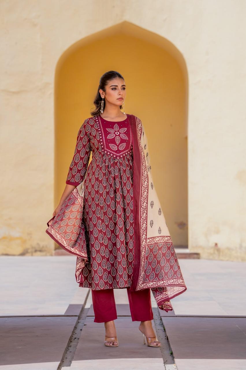 Pretty cotton suit set with appliqué detailing yoke