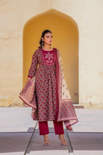 Pretty cotton suit set with appliqué detailing yoke