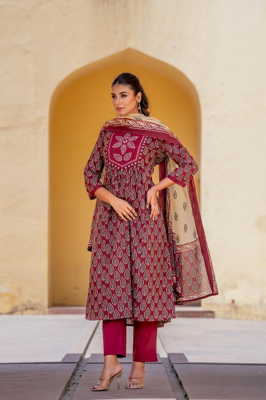 Pretty cotton suit set with appliqué detailing yoke