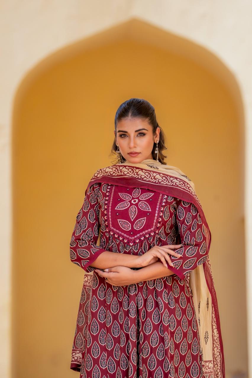 Pretty cotton suit set with appliqué detailing yoke