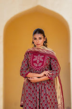 Pretty cotton suit set with appliqué detailing yoke