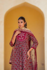 Pretty cotton suit set with appliqué detailing yoke