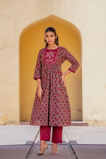 Pretty cotton suit set with appliqué detailing yoke