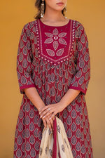 Pretty cotton suit set with appliqué detailing yoke