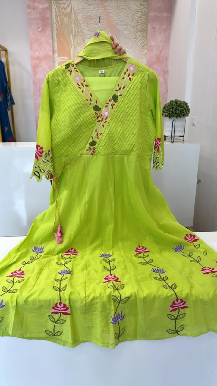 Gorgeous Mul cotton embroidered suit set in green