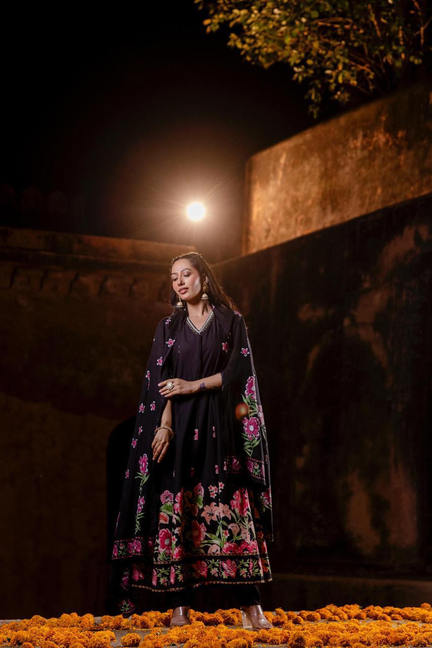 Beautiful n stylish cotton Anarkali in black