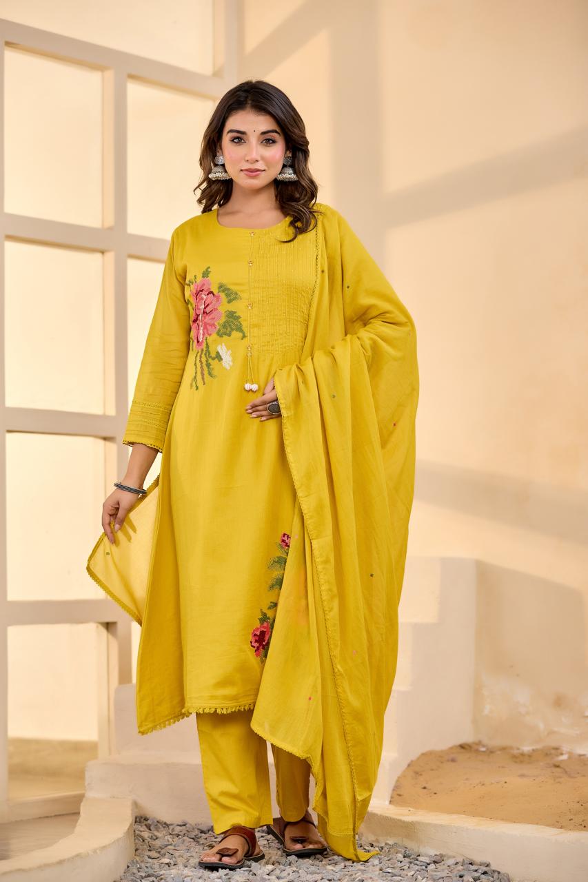 Mul cotton lining embroidery suit set in yellow