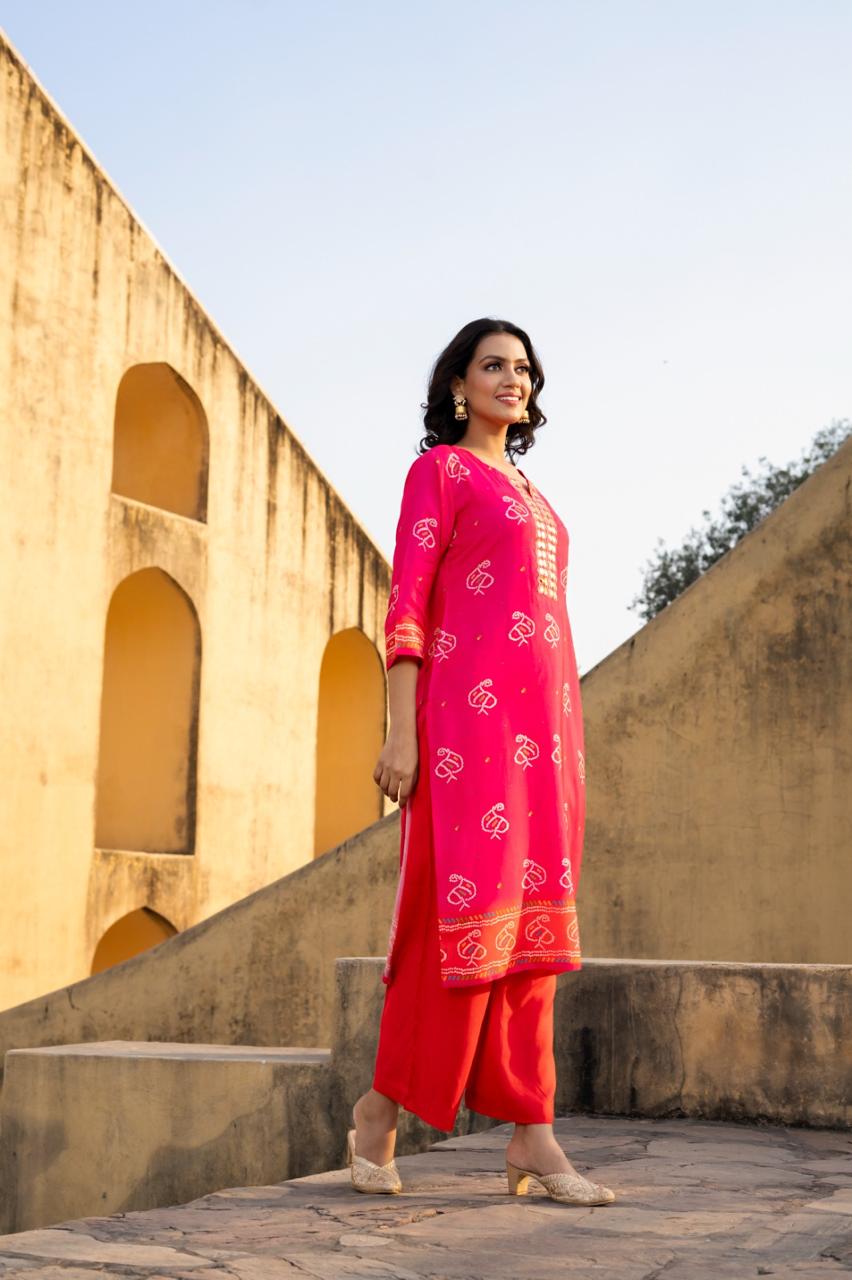 Pure mul silk with beautiful yoke in pink n rust in bandhani