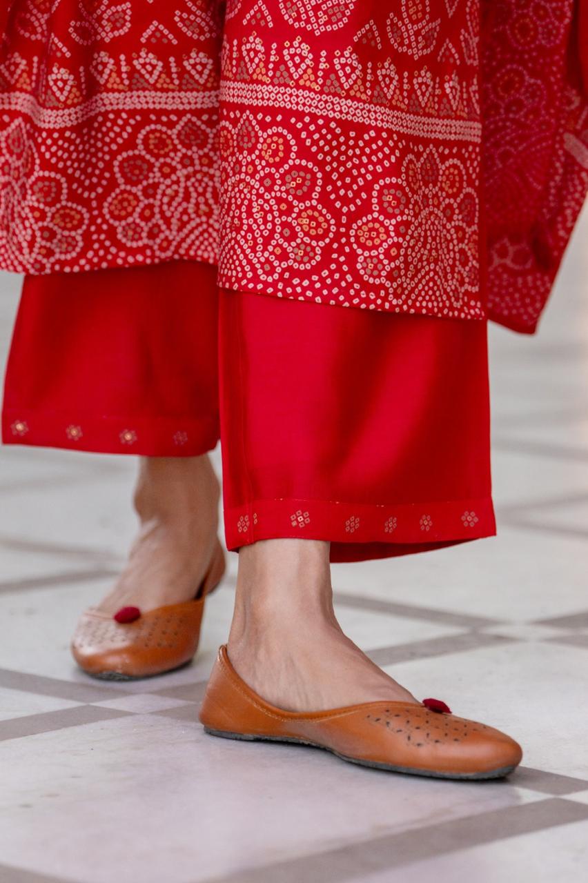 Pretty muslin bandhani suit set in red