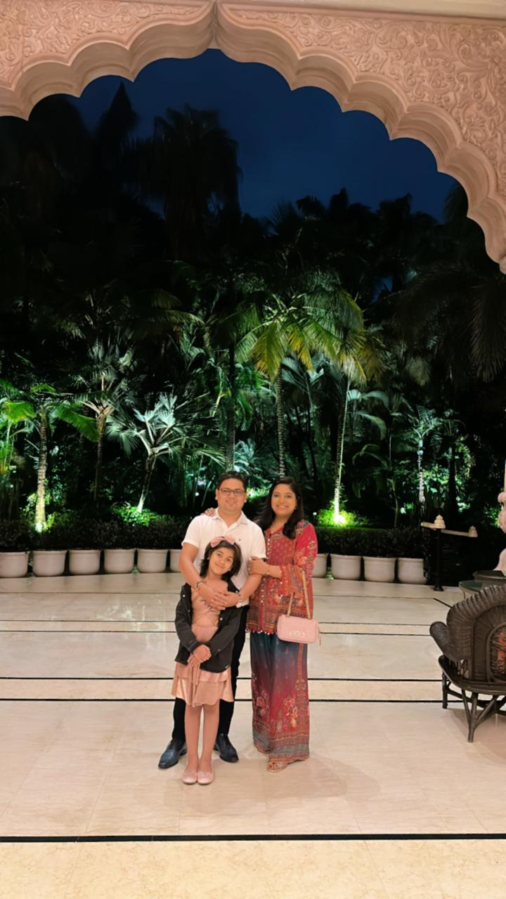 Premium crepe with beautiful tussels detailing comes with a separate inner