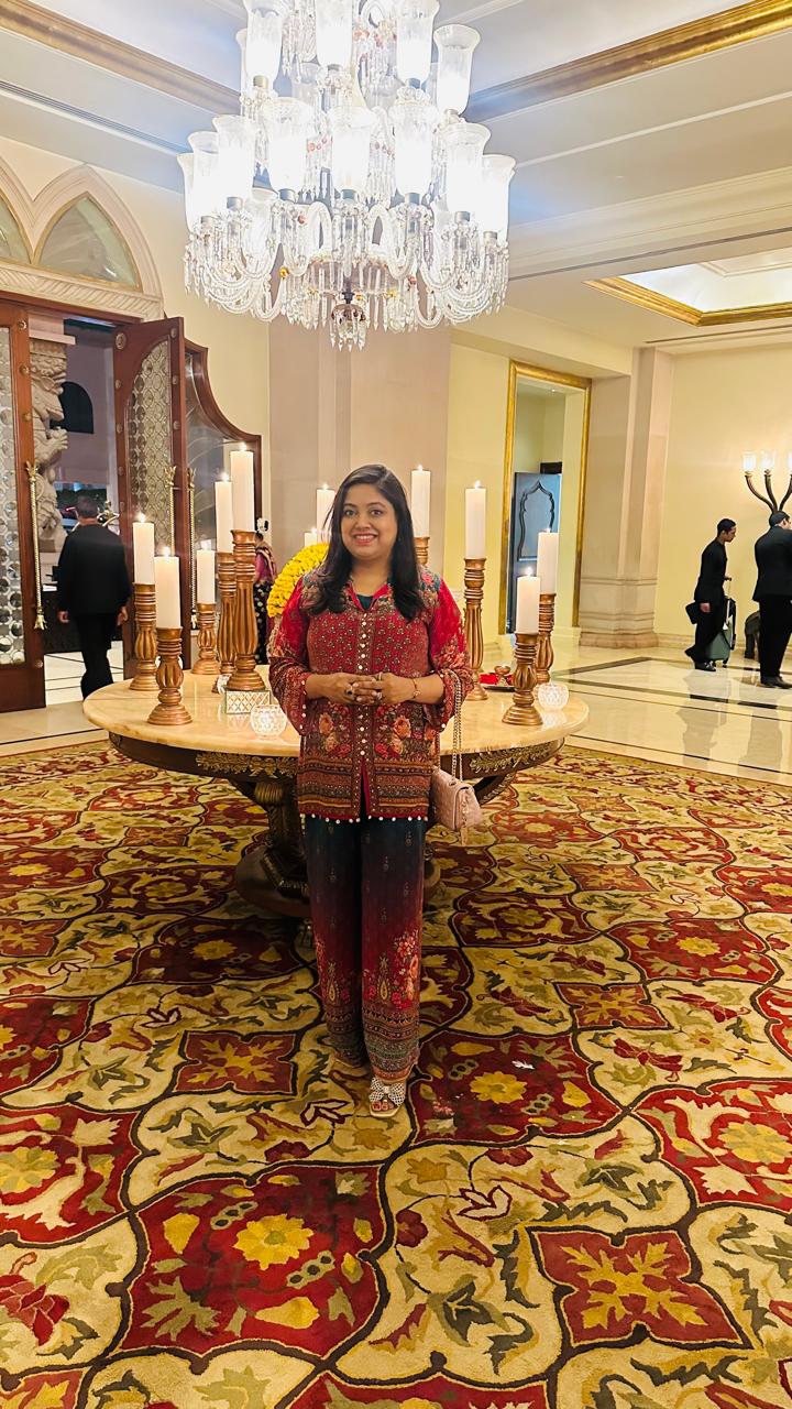 Premium crepe with beautiful tussels detailing comes with a separate inner