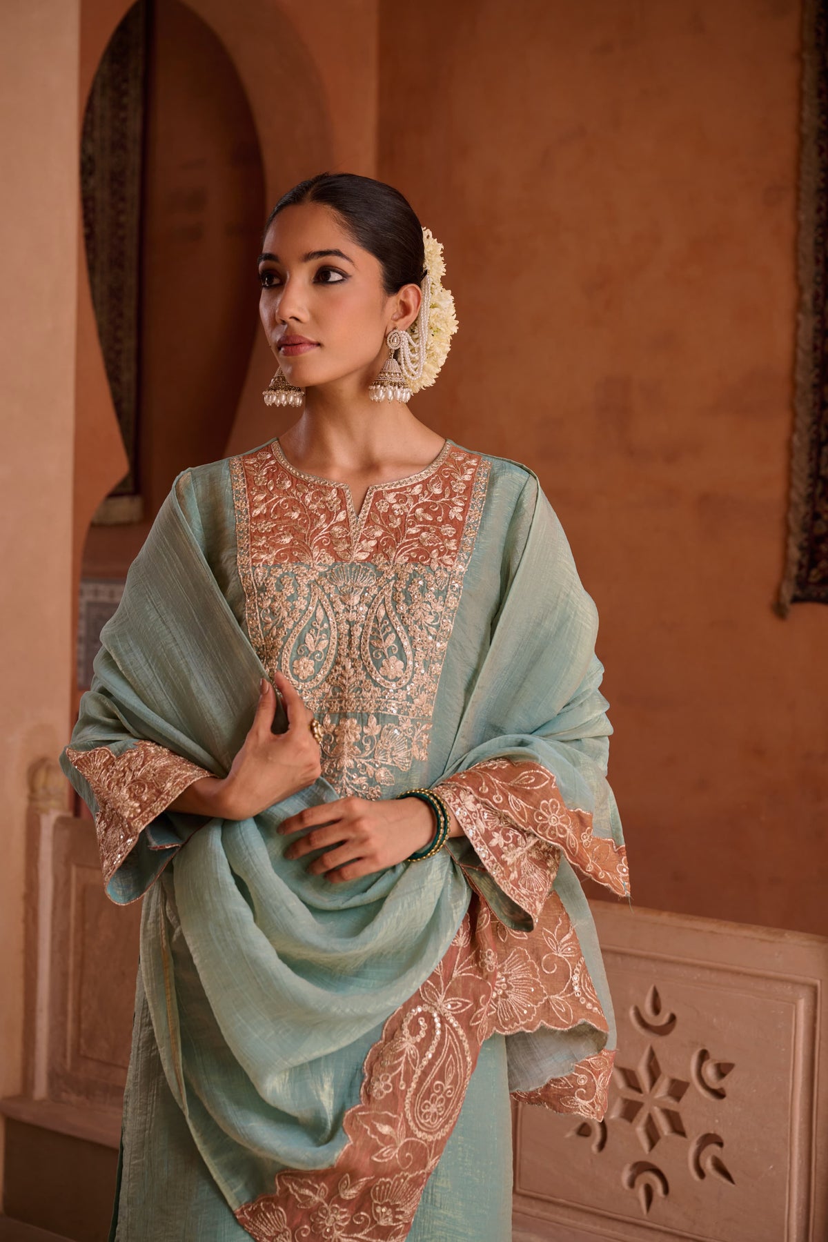 Royal look! Premium tissue hand Zari detailing suit set comes with lining