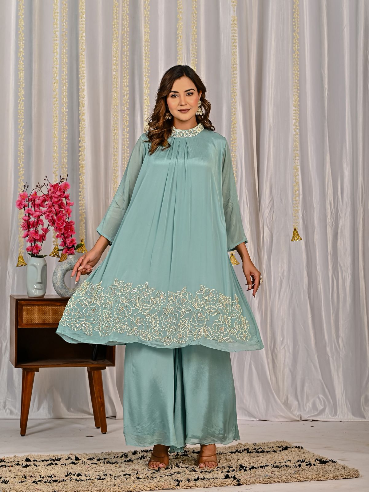 Pretty pearl detailing pure chinon suit set in blue