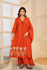 Pretty embroidered silk suit suit in orange